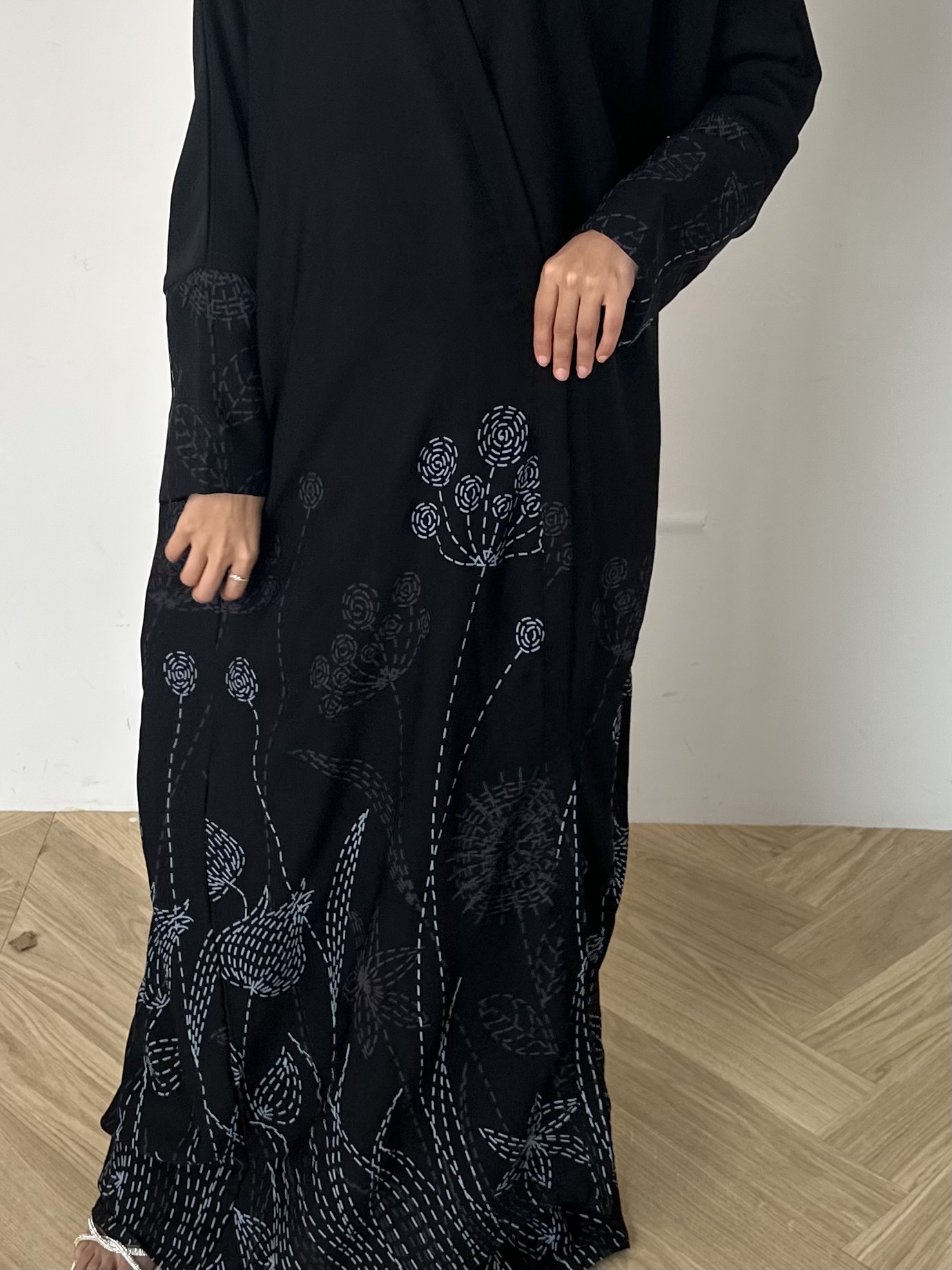 عباءة مطرزة بخيوط ملونة