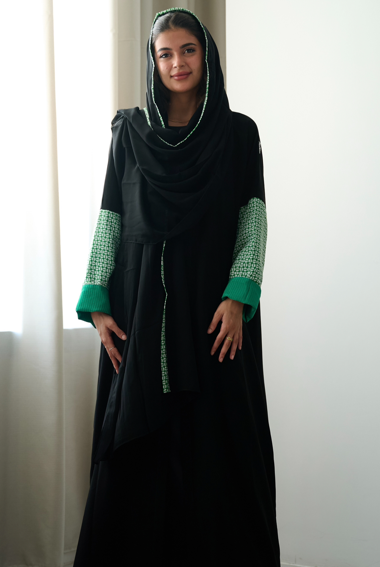 عبايه اسود واخضر