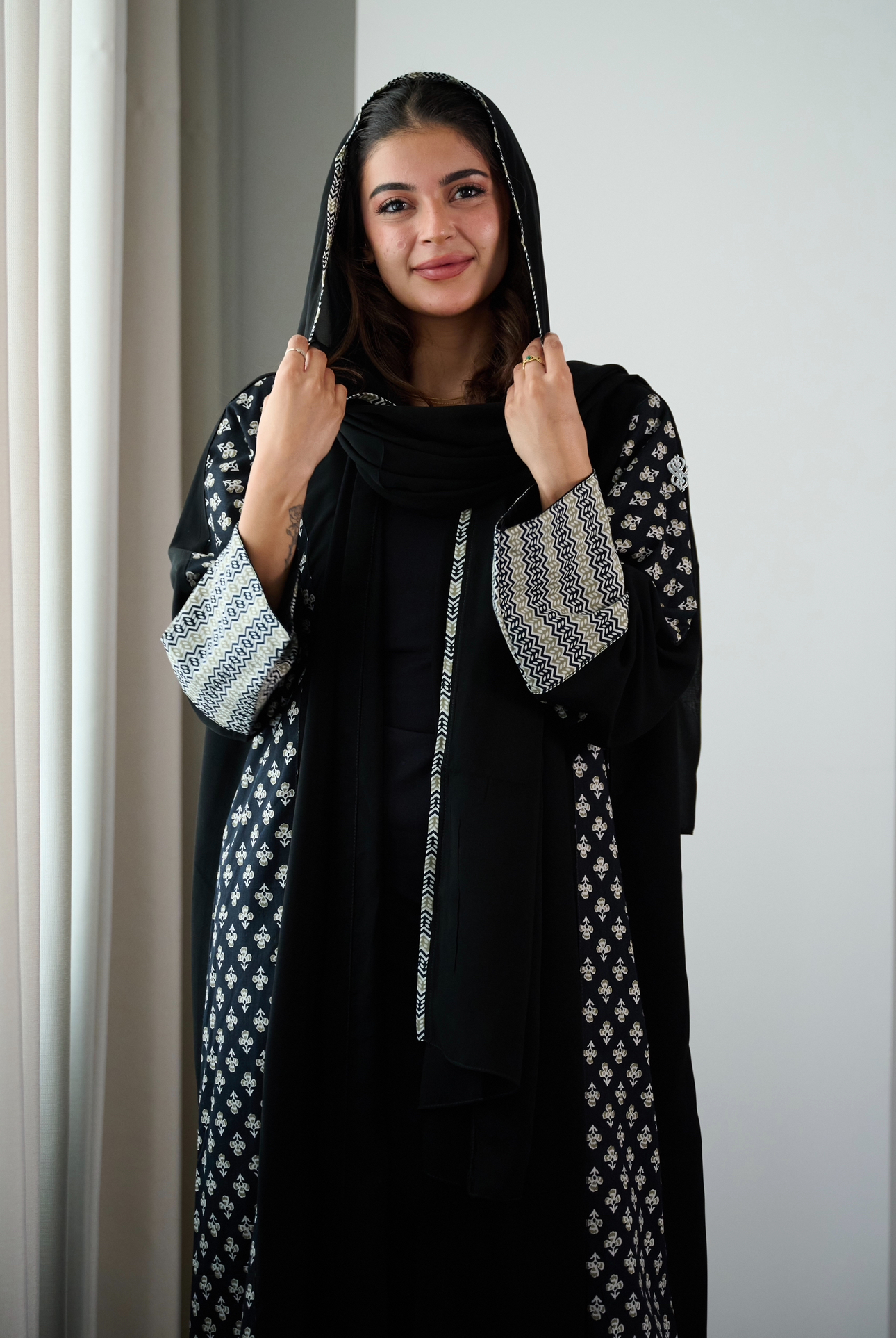 عبايه مطرزه ابيض