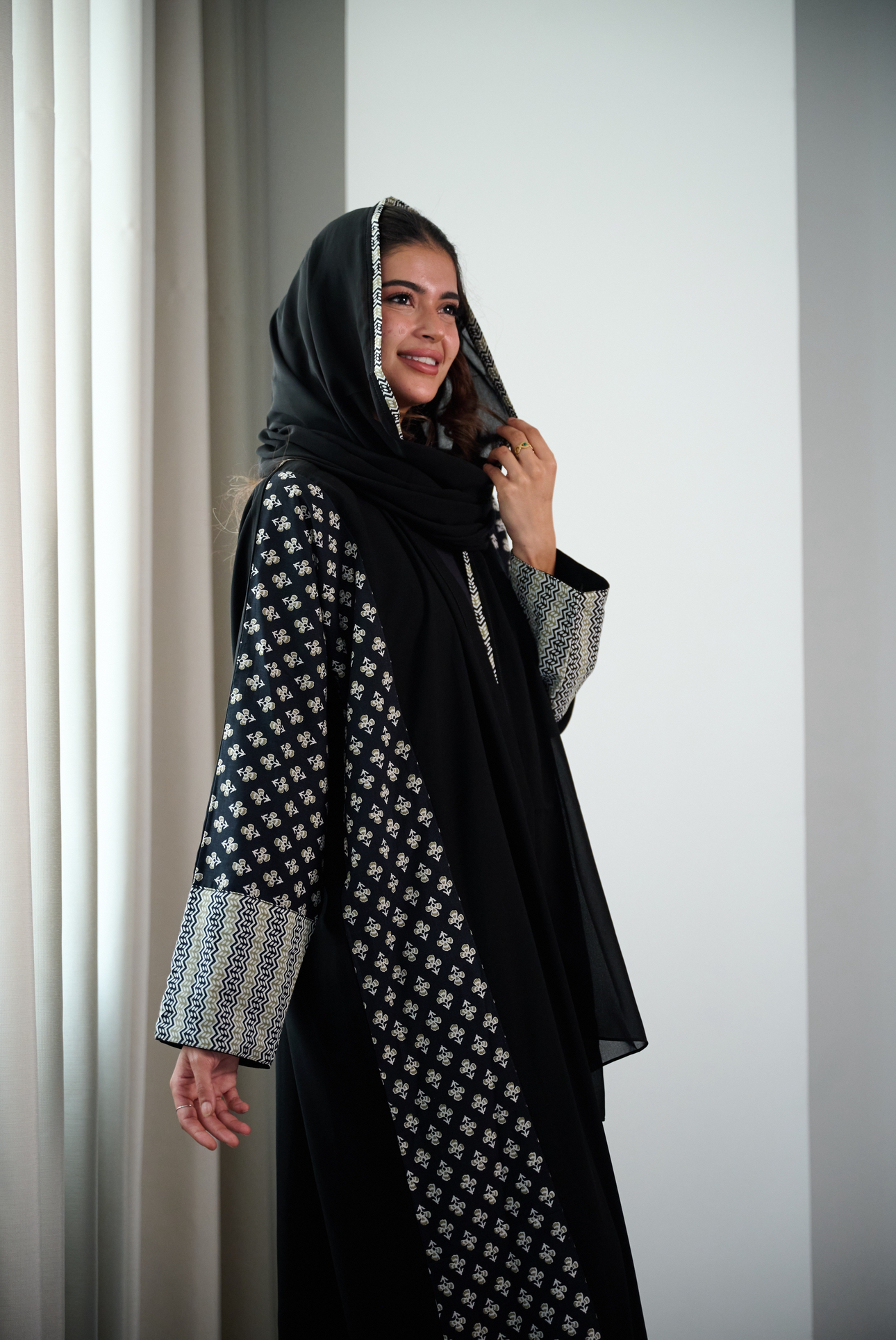 عبايه مطرزه ابيض