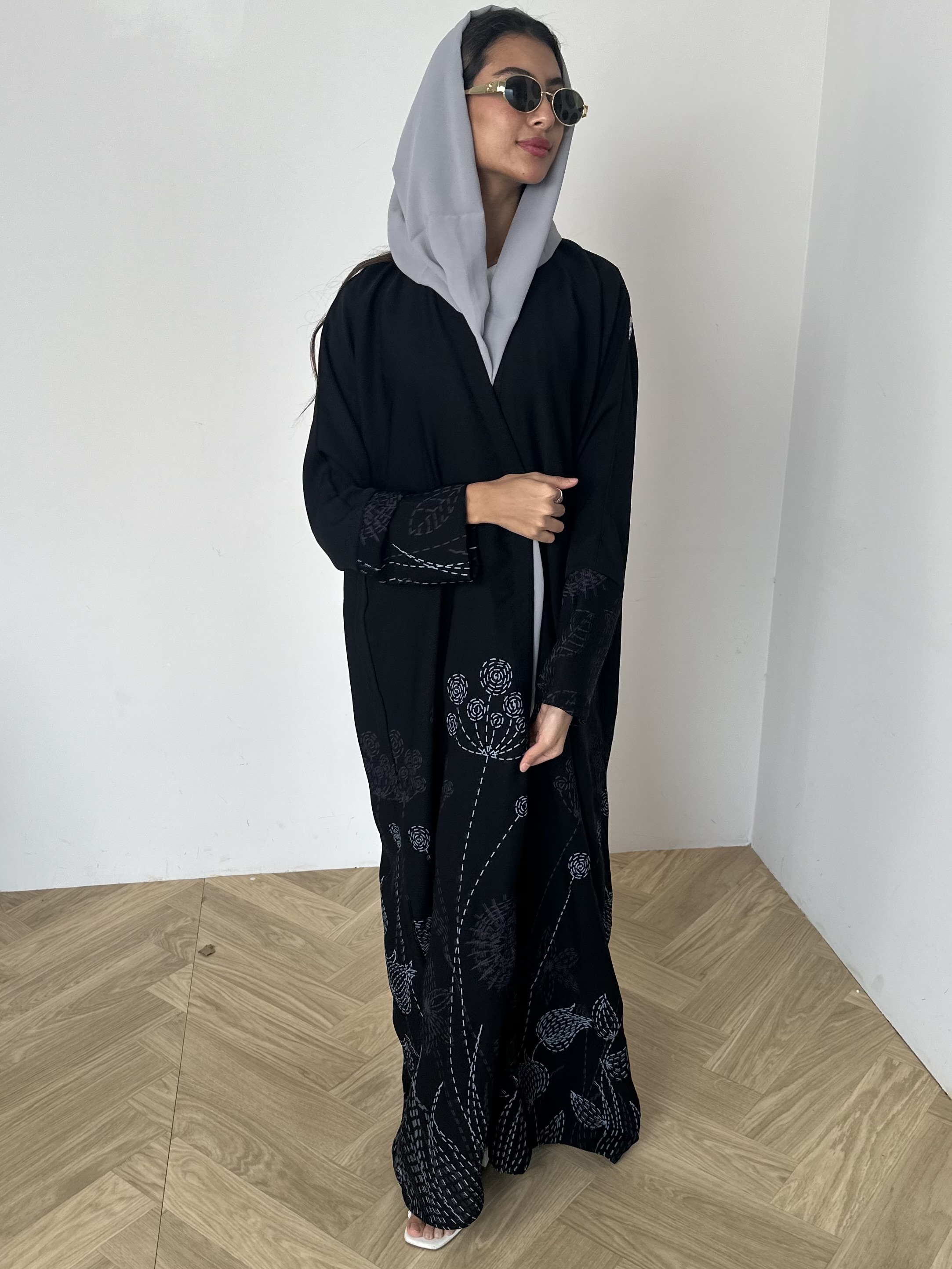 عباءة مطرزة بخيوط ملونة