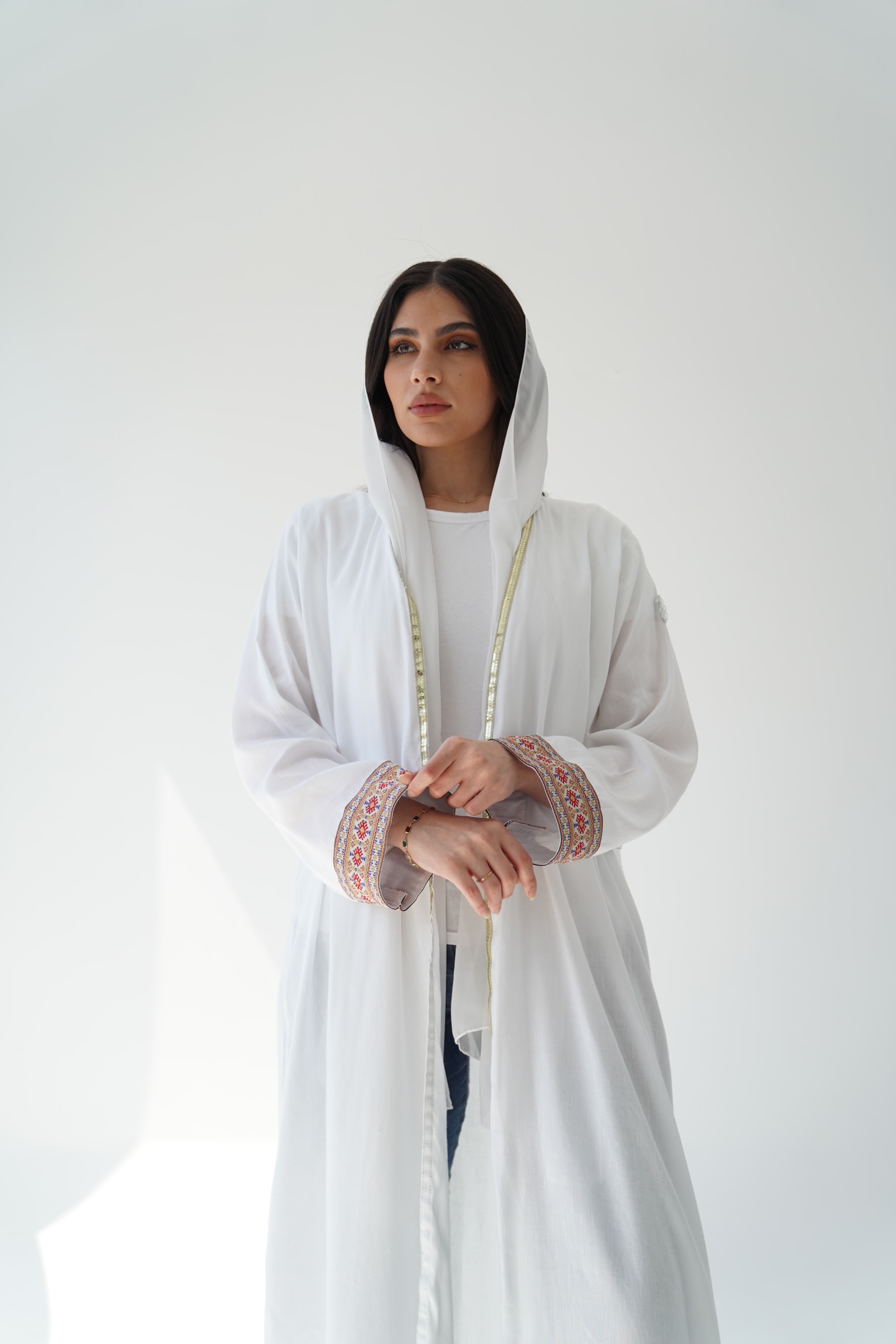 عبايه بيضاء - نيدل كرياتيفيتي