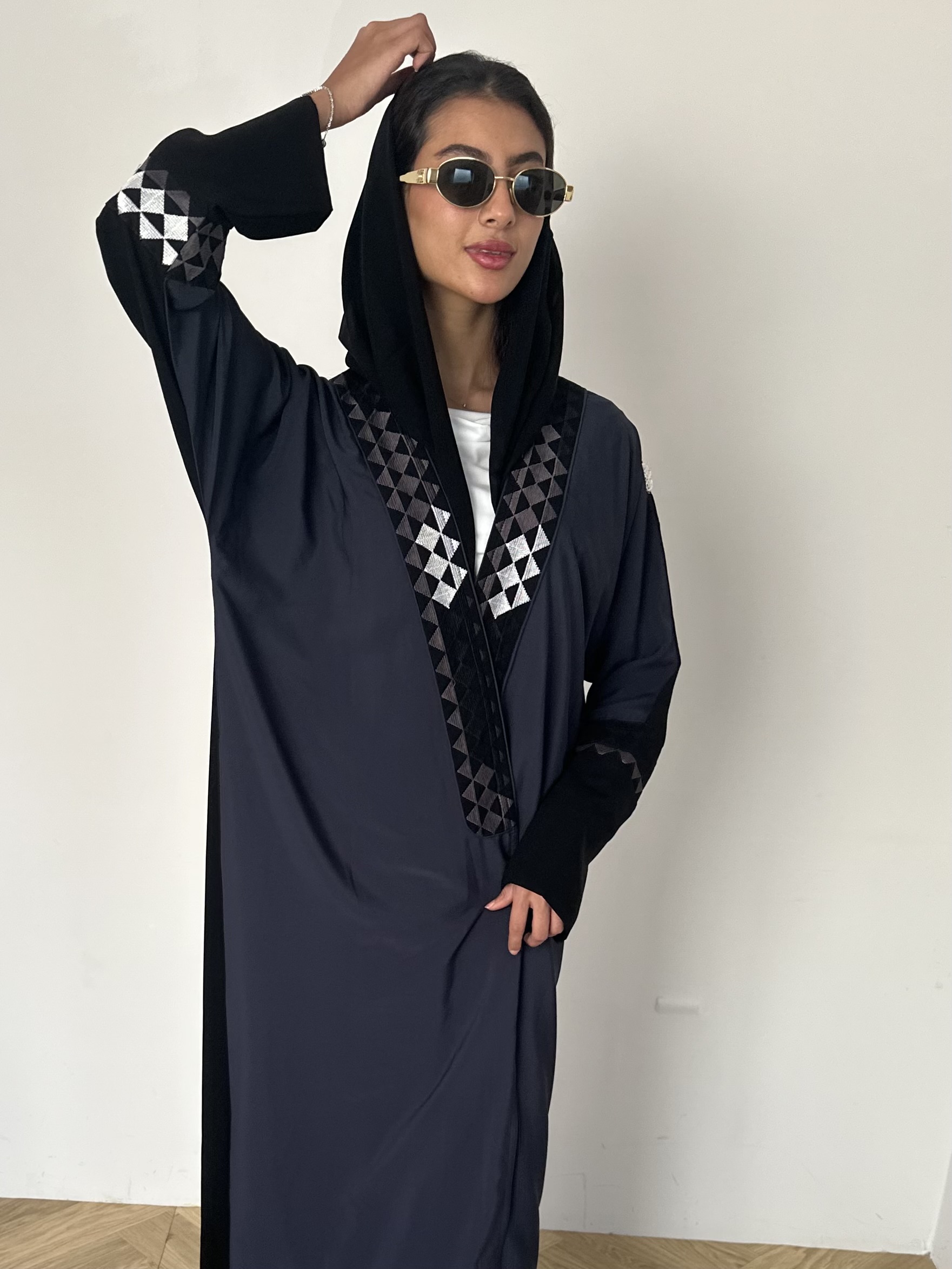 عباية مطرزة اسود