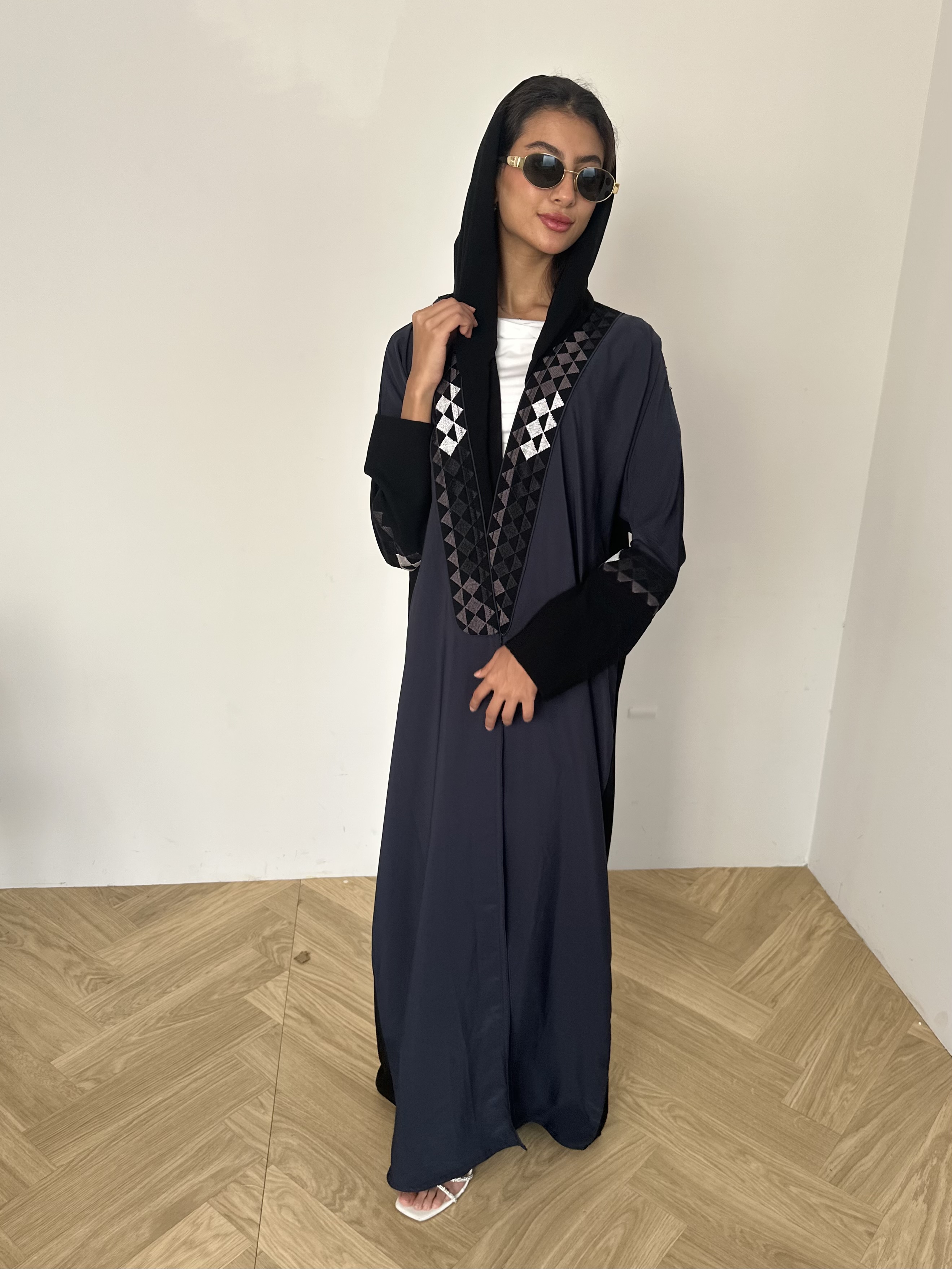 عباية مطرزة اسود