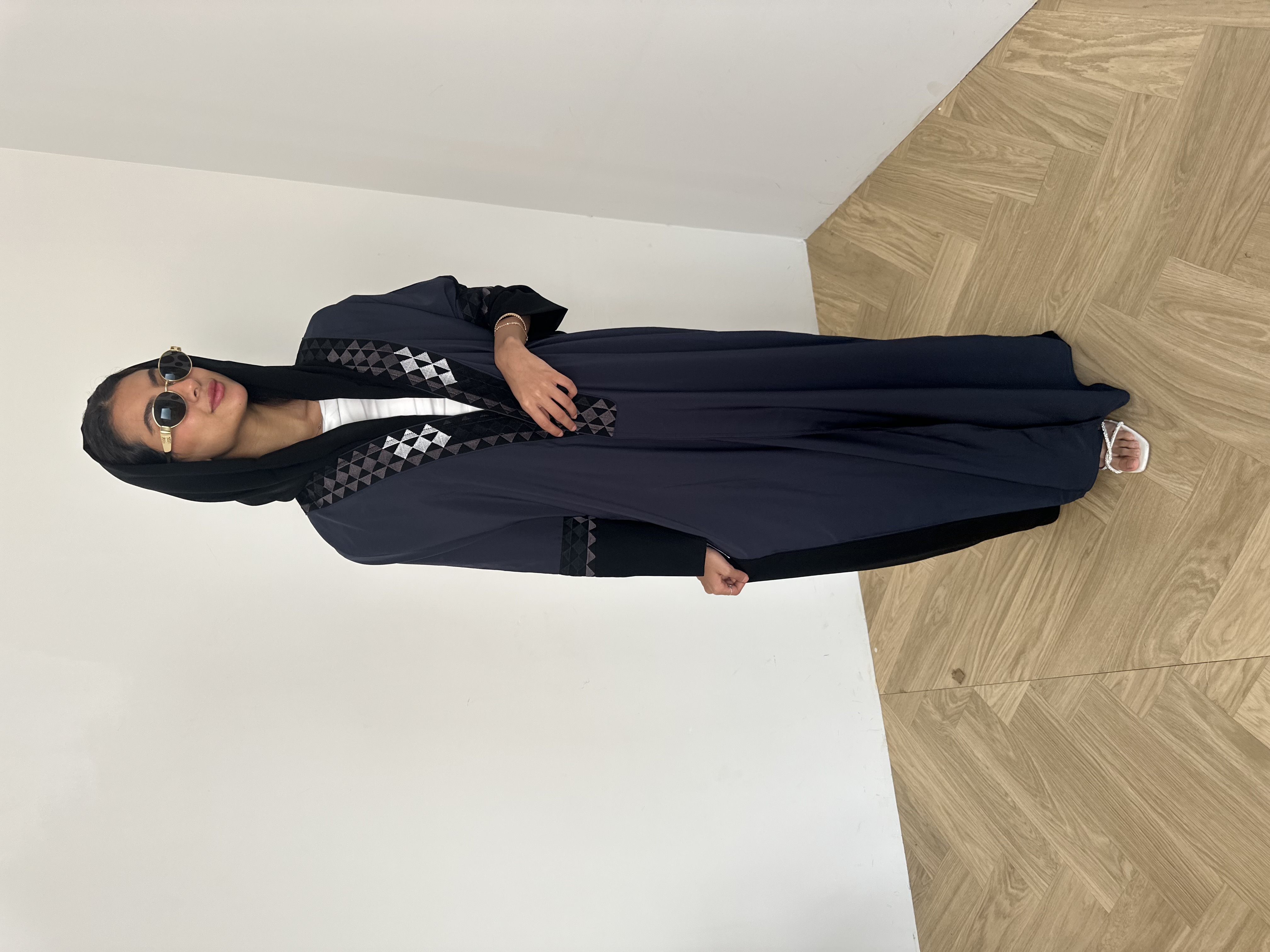 عباية مطرزة اسود