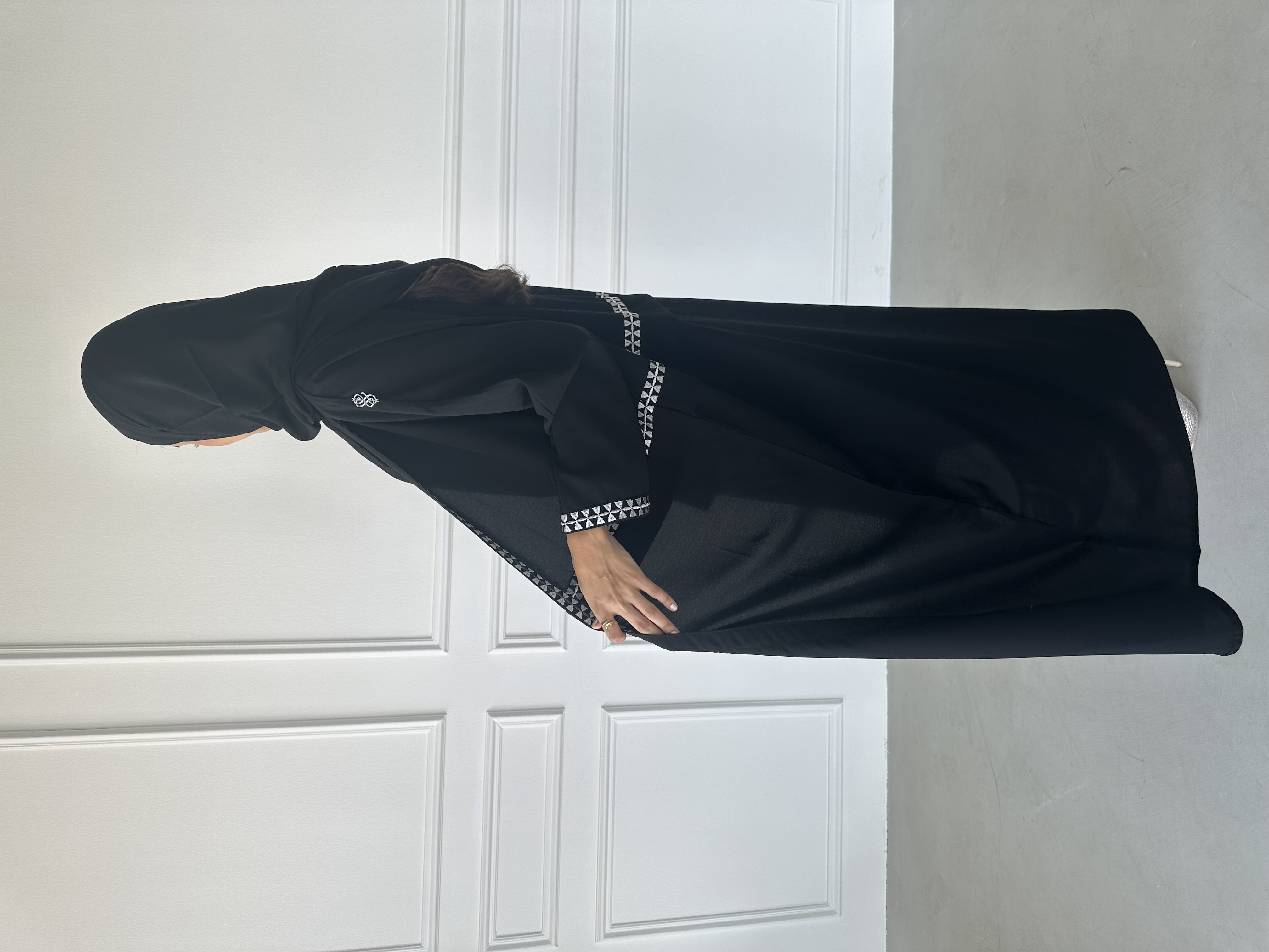 عبايه بتطريز ابيض- نيدل كرياتفيتي
