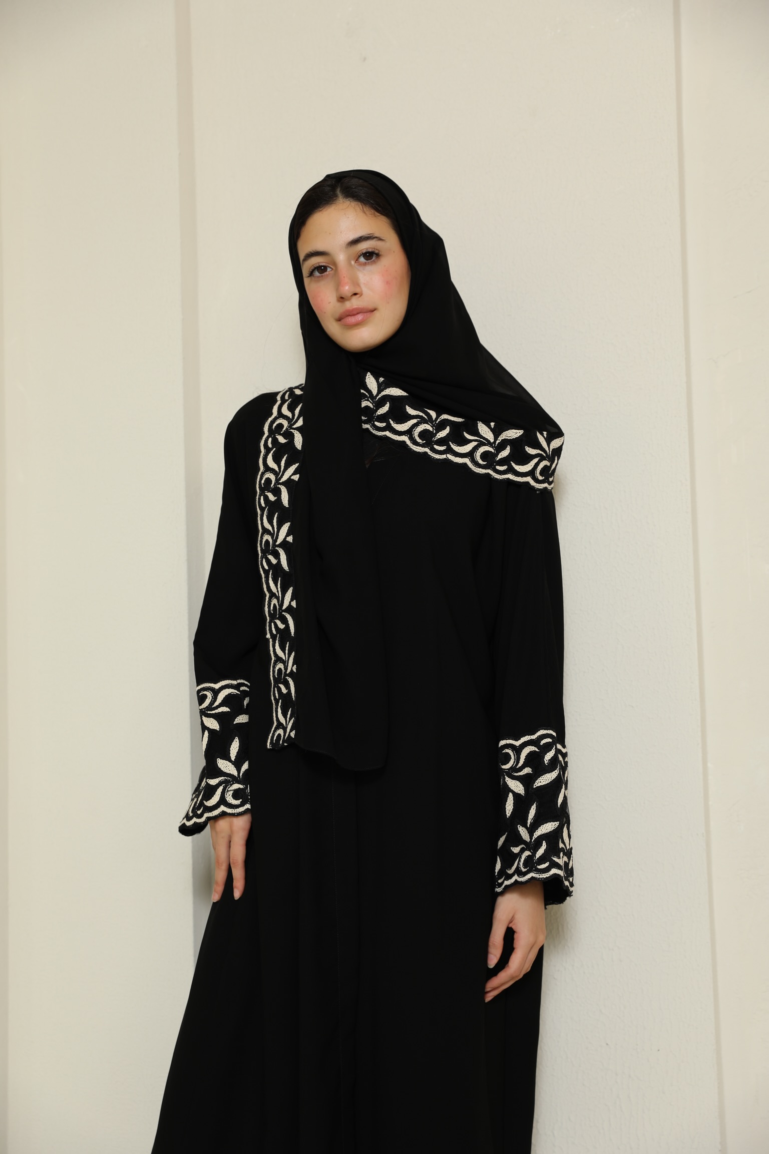 عباية بتطريز ابيض - نيدل كرياتيفيتي 