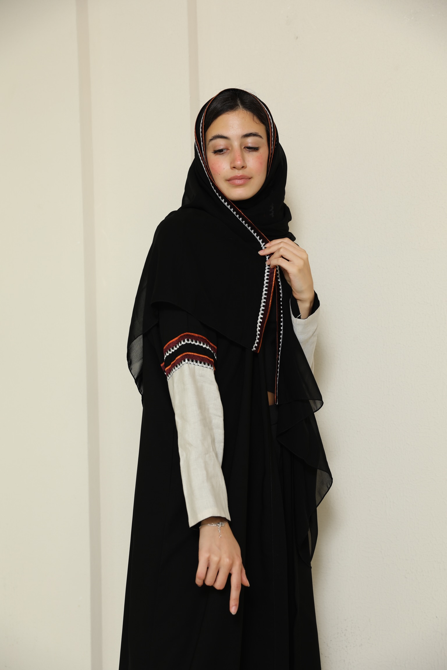 عباية يومية - نيدل كرياتيفيتي 