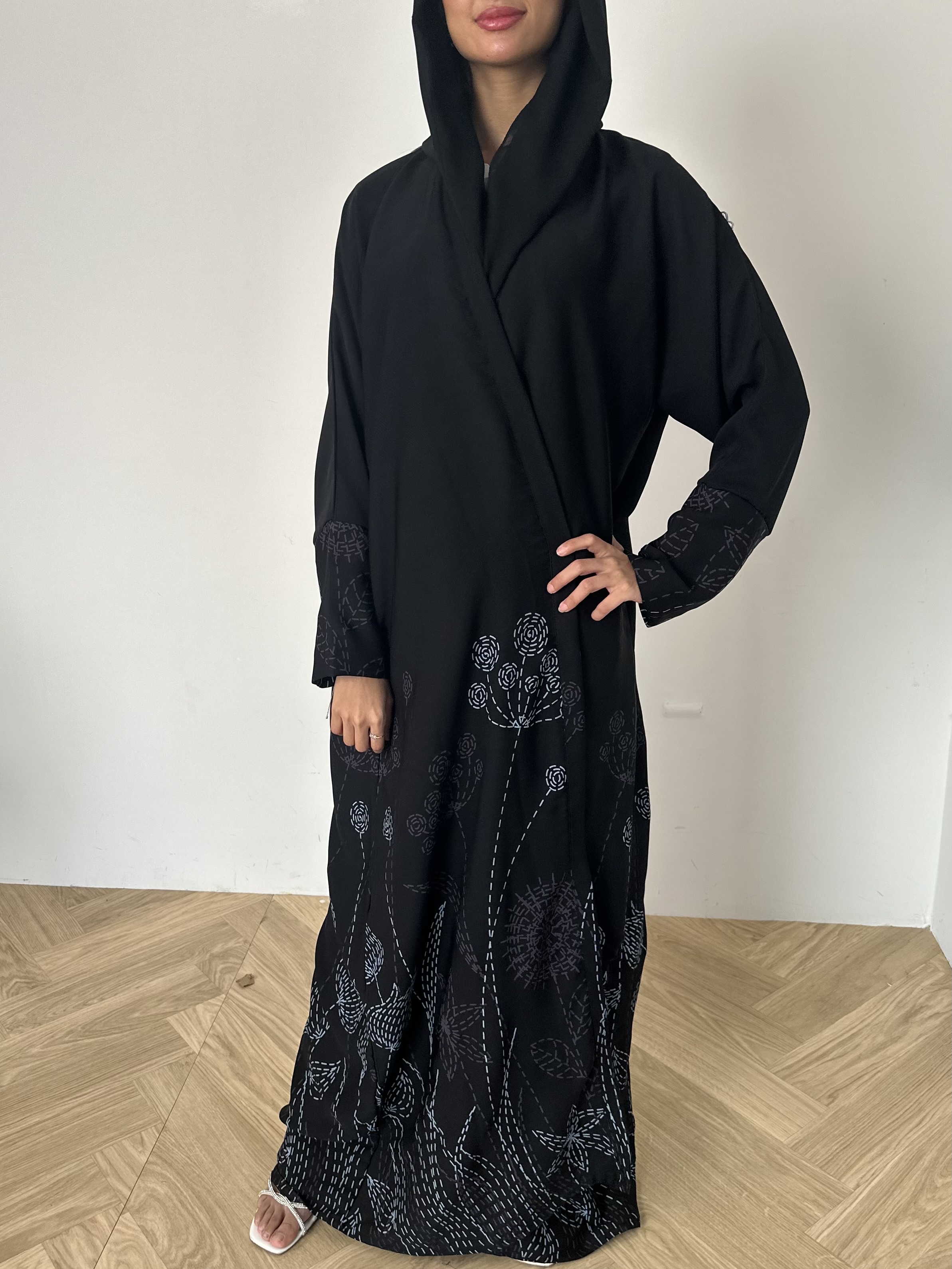 عباءة مطرزة بخيوط ملونة