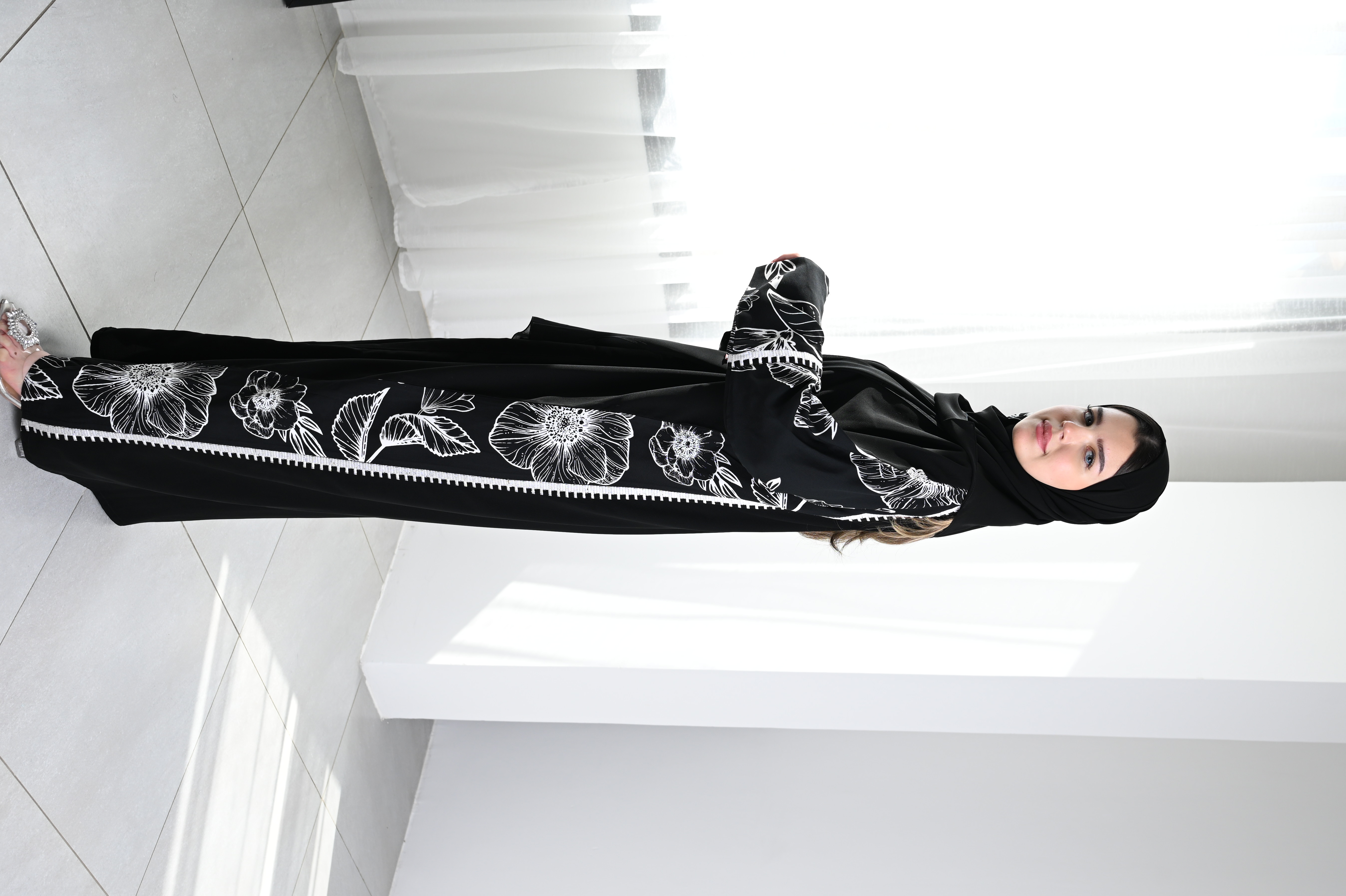 عبايه تطريز ابيض