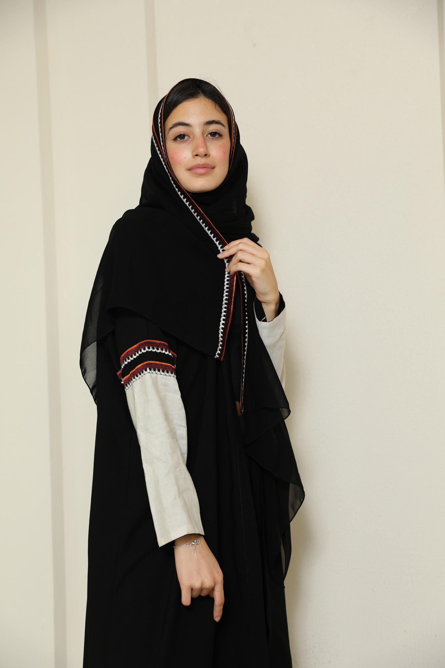 عباية يومية - نيدل كرياتيفيتي 