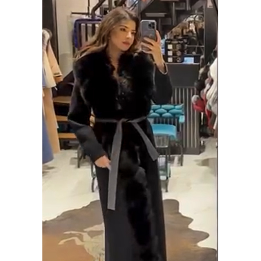 احصلي على جاكيت أسود طويل بتفاصيل فرو فوكس من سوان بوتيك