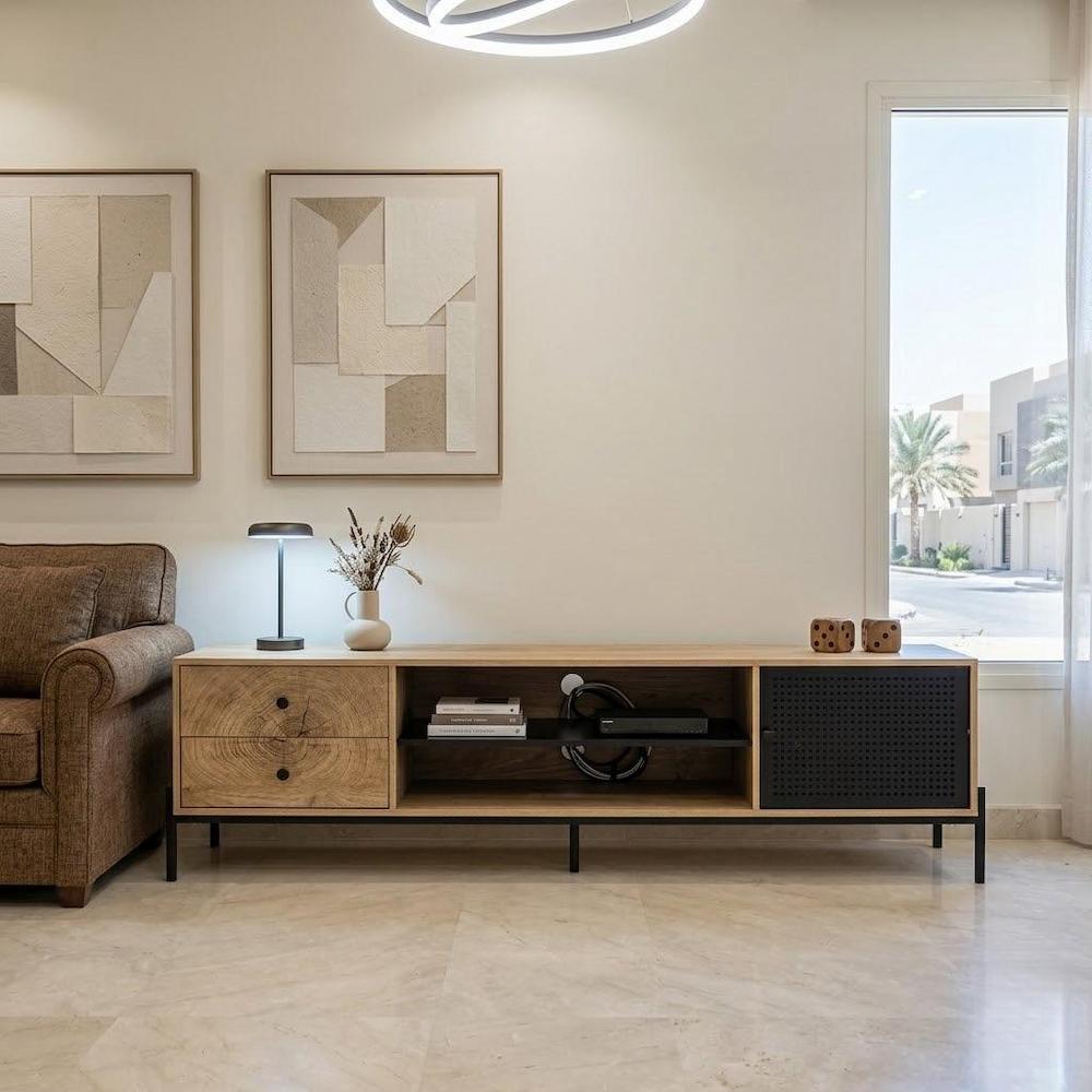  طاولة تلفزيون بتصميم عصري بتخزين متكامل 