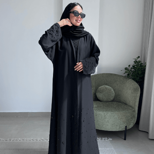عباية كلوش مزينة باللؤلؤ الأسود على الأكمام واسفل العباية (عباية لينا) 