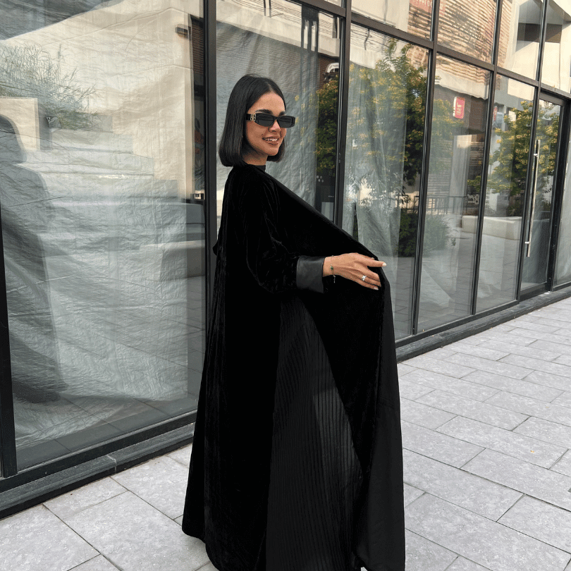 عباية مخمل مع بليسيه على الجوانب وكم قلاب جلد