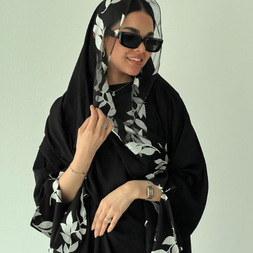 عباية كريب ملكي بتطريز أبيض على الجوانب والأكمام