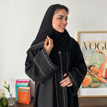 عباية سوداء مزينة بقيطان أبيض وأسود أنيق