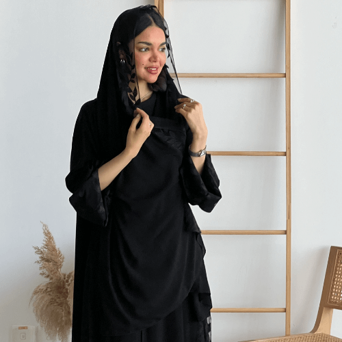 عباية كريب ملكي بتطريز أسود على الجوانب والأكمام