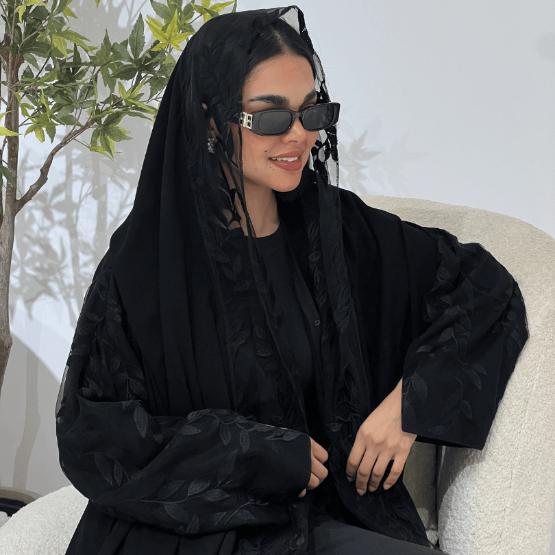 عباية كريب ملكي بأكمام من تل مطرز باللون الأسود