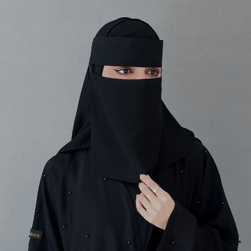 نقاب كوري وسط مطاط مايل ومقوى 