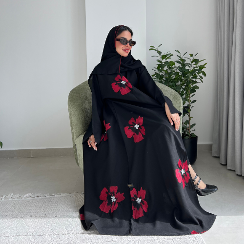 عباية سوداء بتطريز ورد أحمر على كامل العباية (عباية فوز) 