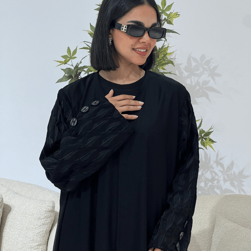 عباية ندى كوري بتطريز أسود على كامل الكم