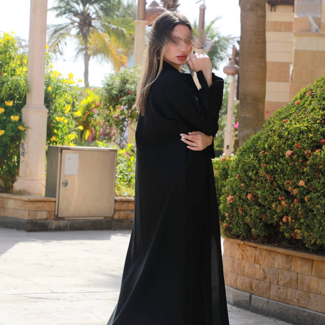 عباية كريب كتان بياقة رسمية مزينة بأزرار أنيقة