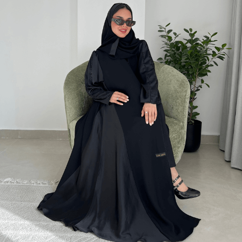 عباية كلوش بأكمام وجوانب باللون الأسود مع شك يدوي على الكتف (عباية فرح اسود)