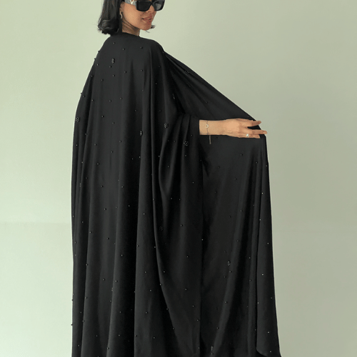 عباية بشت سوداء مزينة باللؤلؤ