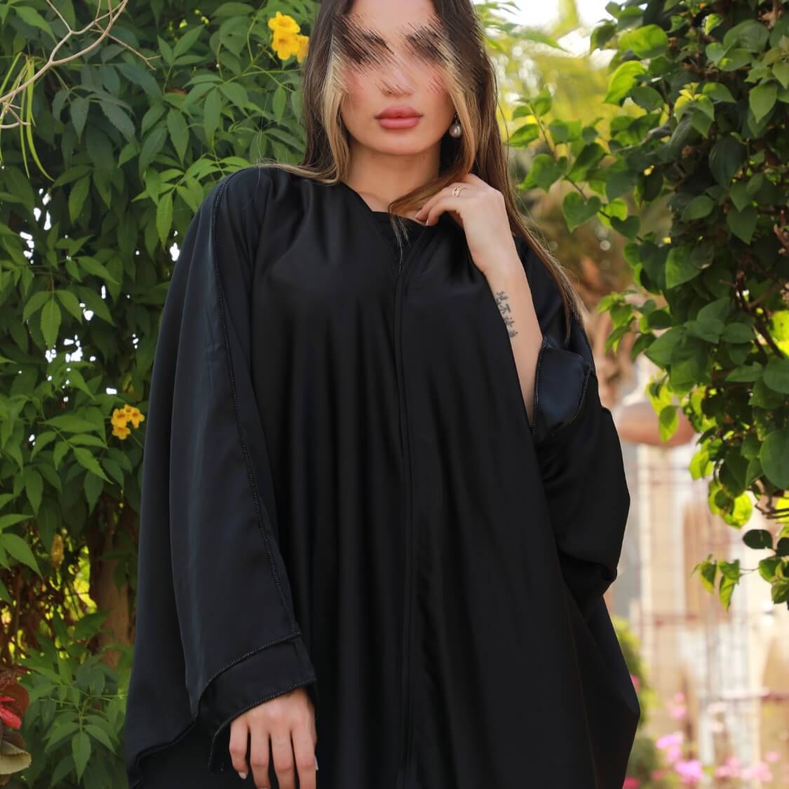 عباية بشت كريب مزين بكريستال على طول الأكمام