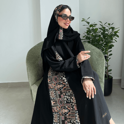 عباية كريب ملكي مطرزة بزخارف على كامل الجانبين (عباية هتون) 