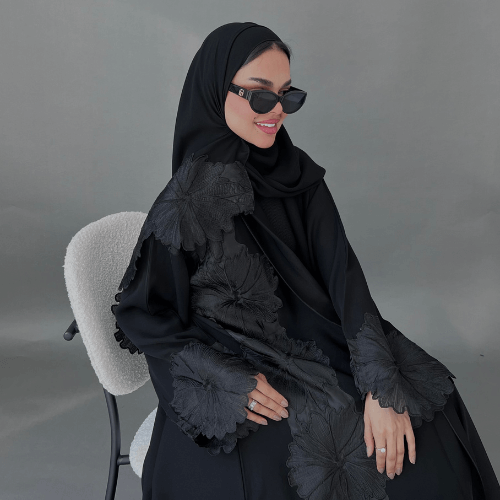 عباية قلاب انترنت مزينة بالورد من الأمام والاكمام (عباية رزان) 