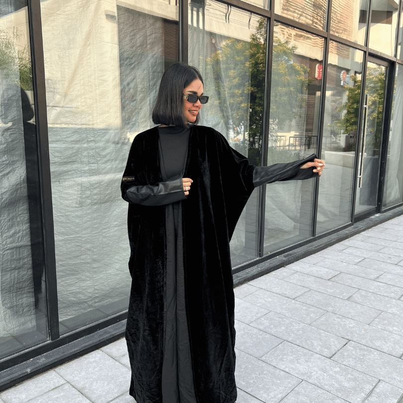 عباية بشت مخمل بكم طويل من الجلد وفتحة للإبهام