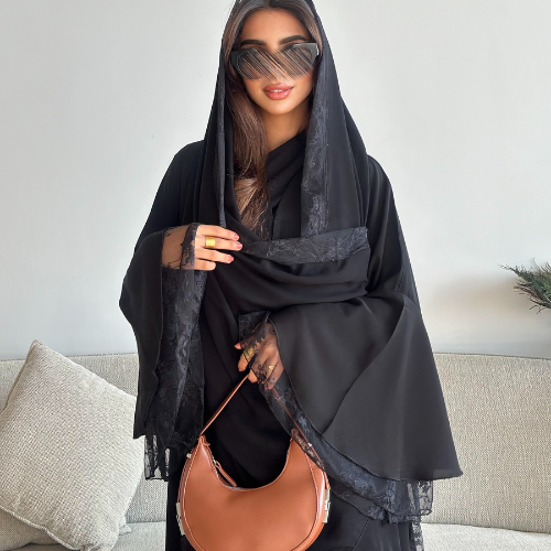 عباية سوداء أنيقة بأكمام فرنسية وجوانب من الدانتيل الناعم