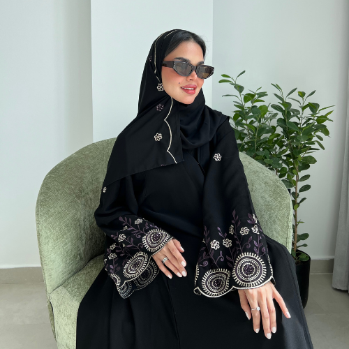 عباية كريب ملكي بتطريز انيق بالموف والذهبي على الأكمام والطرحة (عباية سوسن) 