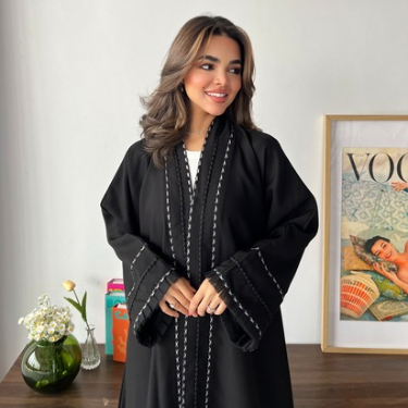 عباية سوداء مزينة بقيطان أبيض وأسود أنيق