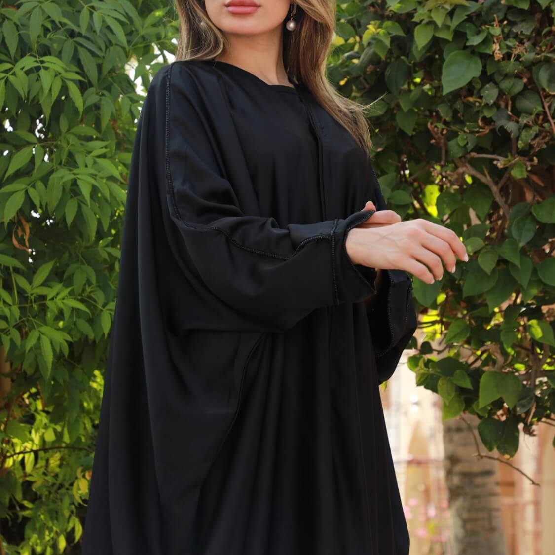 عباية بشت كريب مزين بكريستال على طول الأكمام