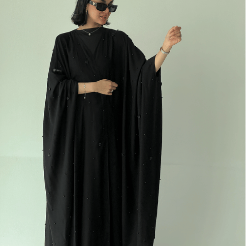 عباية بشت سوداء مزينة باللؤلؤ