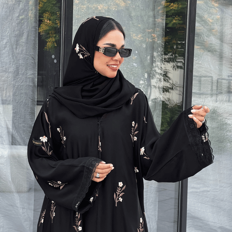عباية سوداء ندى كوري مزينة بتطريز ورود مميز
