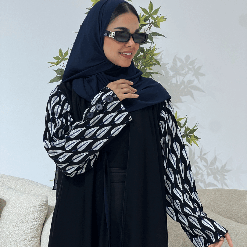 عباية ندى كوري بأكمام مطرزة باللون الكحلي والأبيض