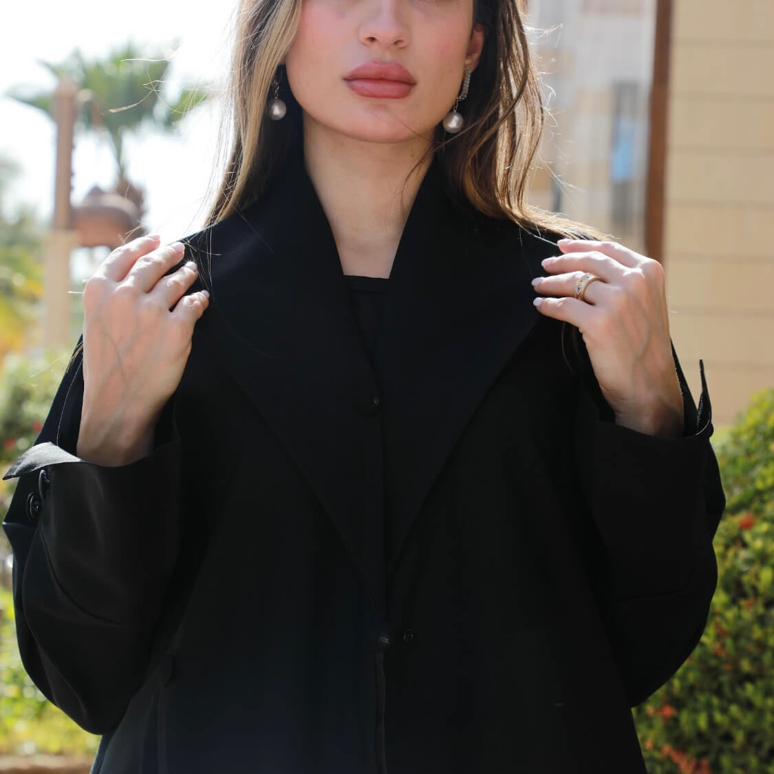 عباية كريب كتان بياقة رسمية مزينة بأزرار أنيقة