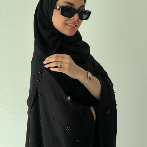 عباية بشت سوداء مزينة باللؤلؤ