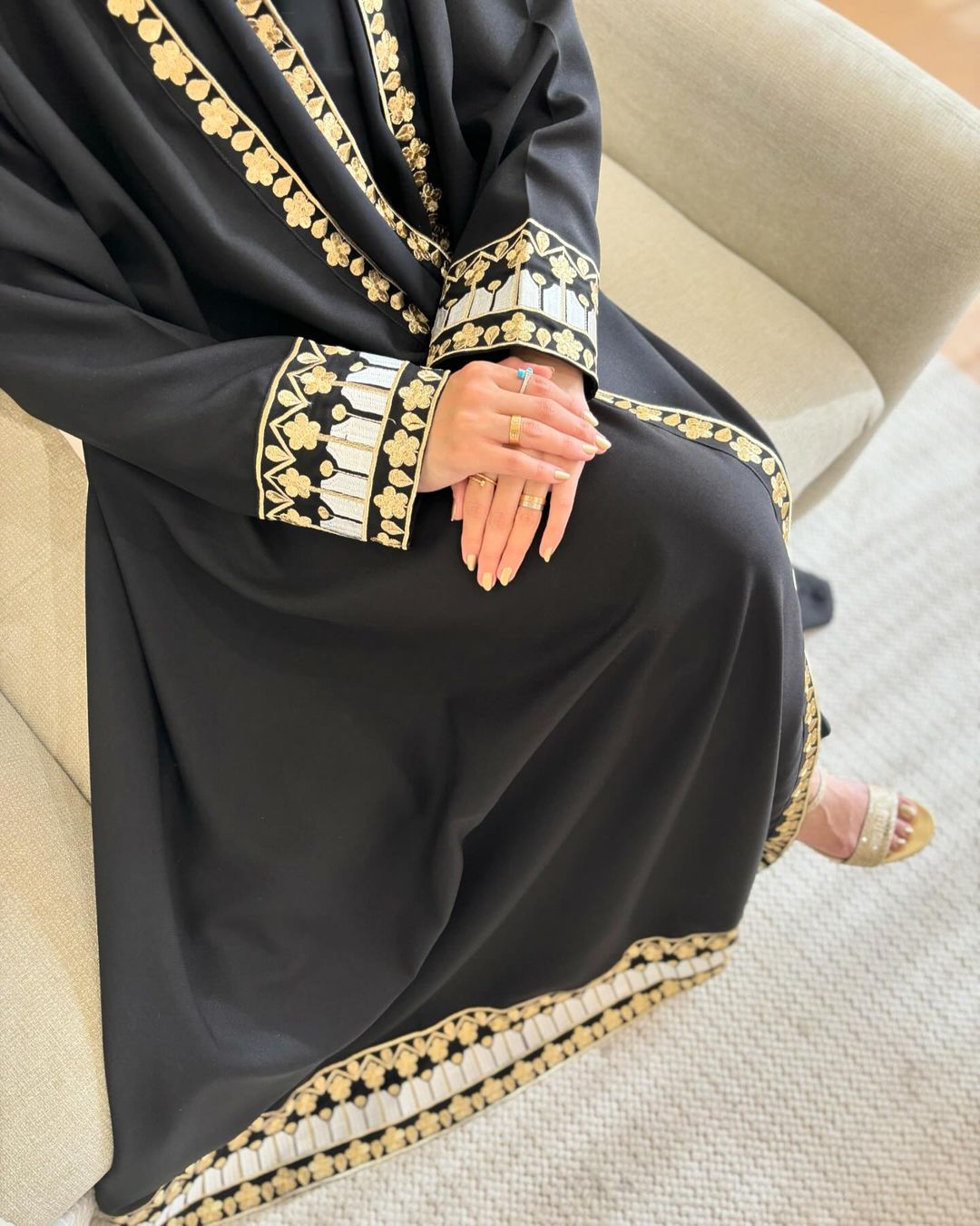  عباية كتان دبل كلوش تطريز كم وحاشيه 