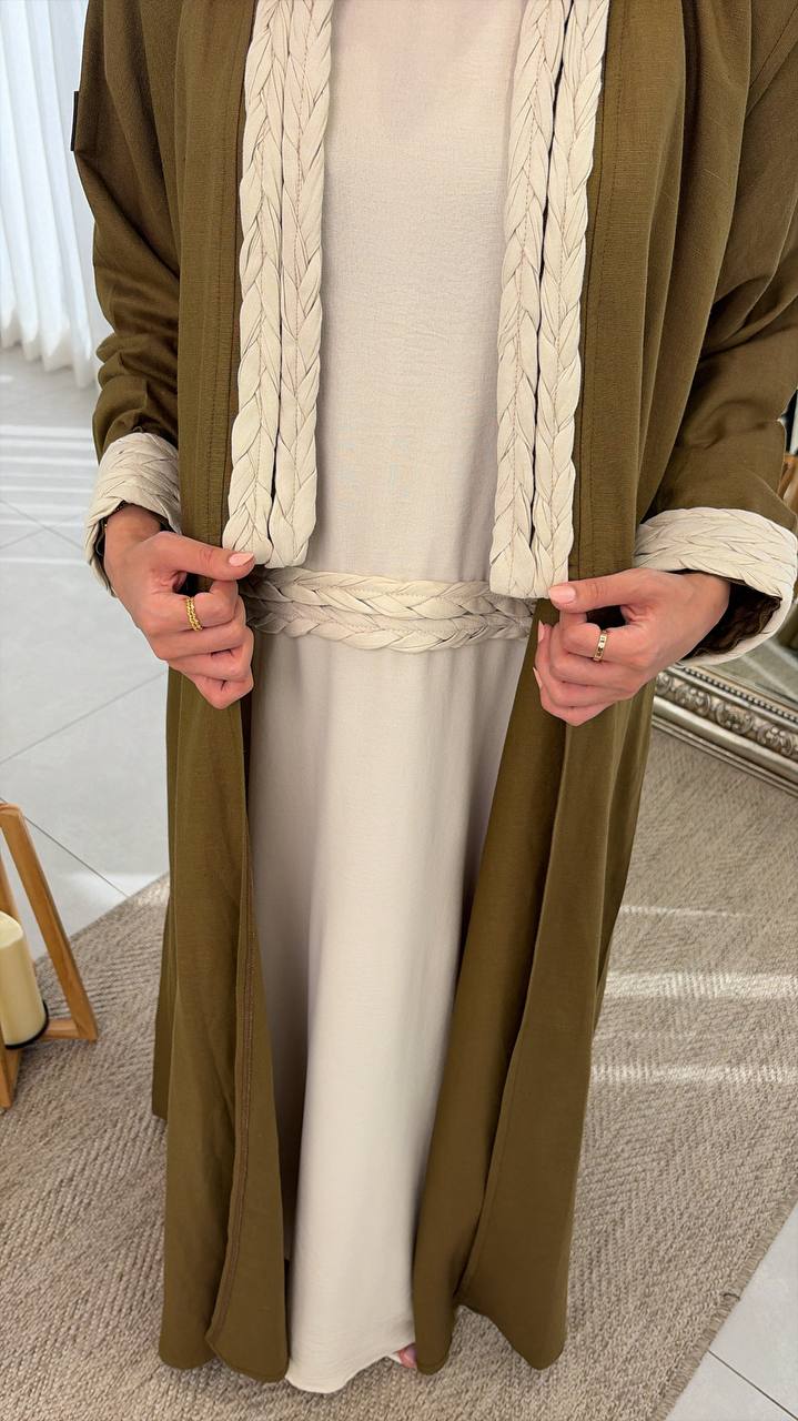  عباية لينن الجديلة مع فستانها الأنيق 