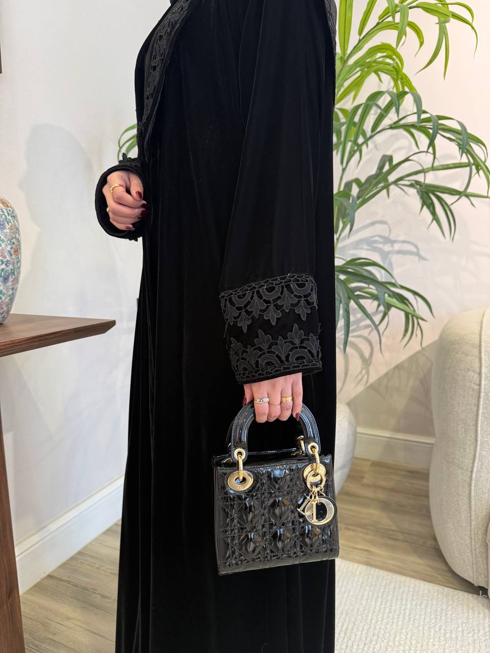  عباية مخمل بتدخيلات جوبير 