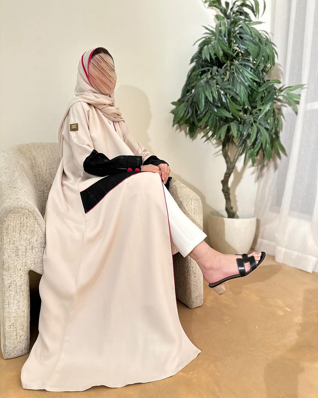  عباية&nbsp;كريب مع لنن اسود تطريز وتحديد عنابي 