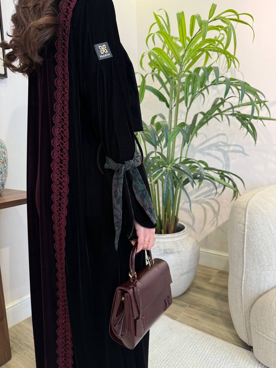  عباية مخمل مع تفاصيل لونية ونسيجية فاخرة 