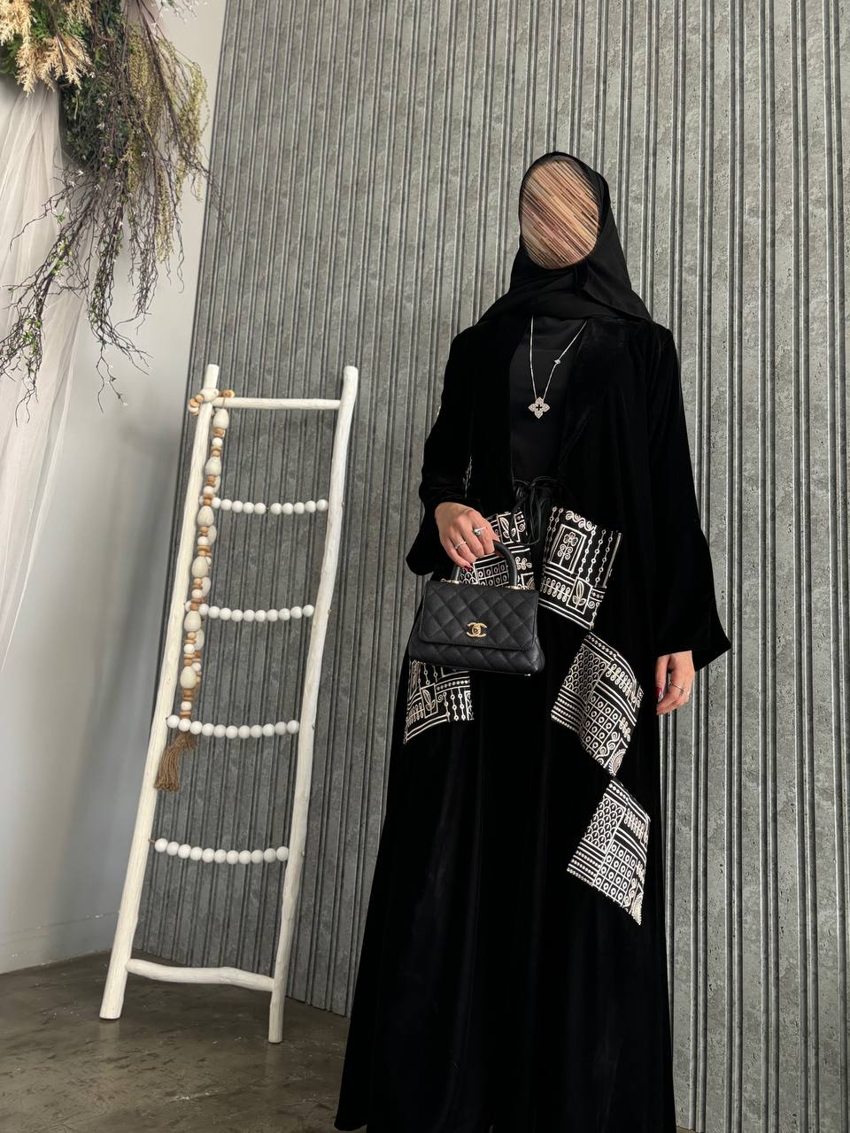  عباية مخمل مع تطريز مربعات 