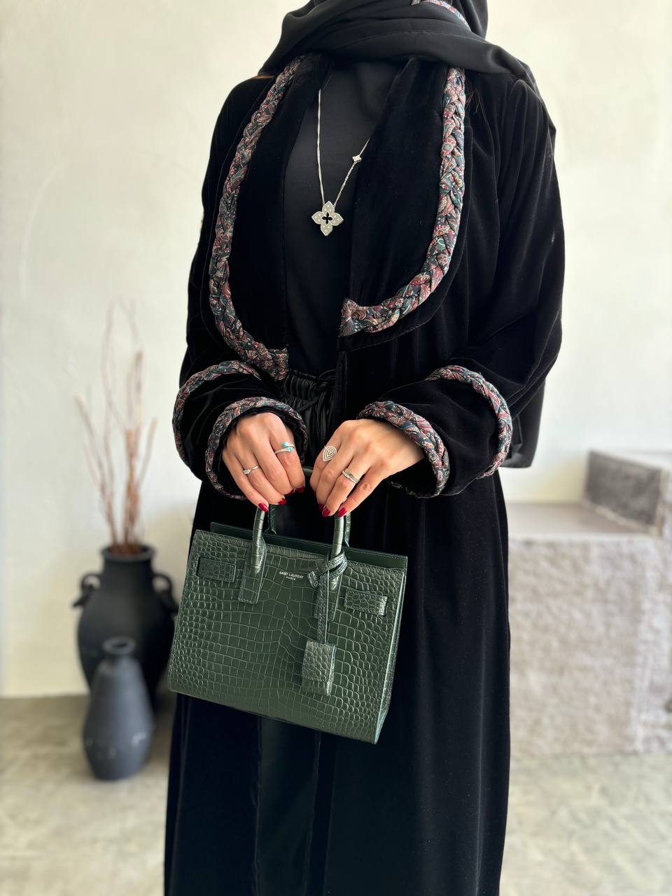  عباية مخمل مع جديله كشميري 