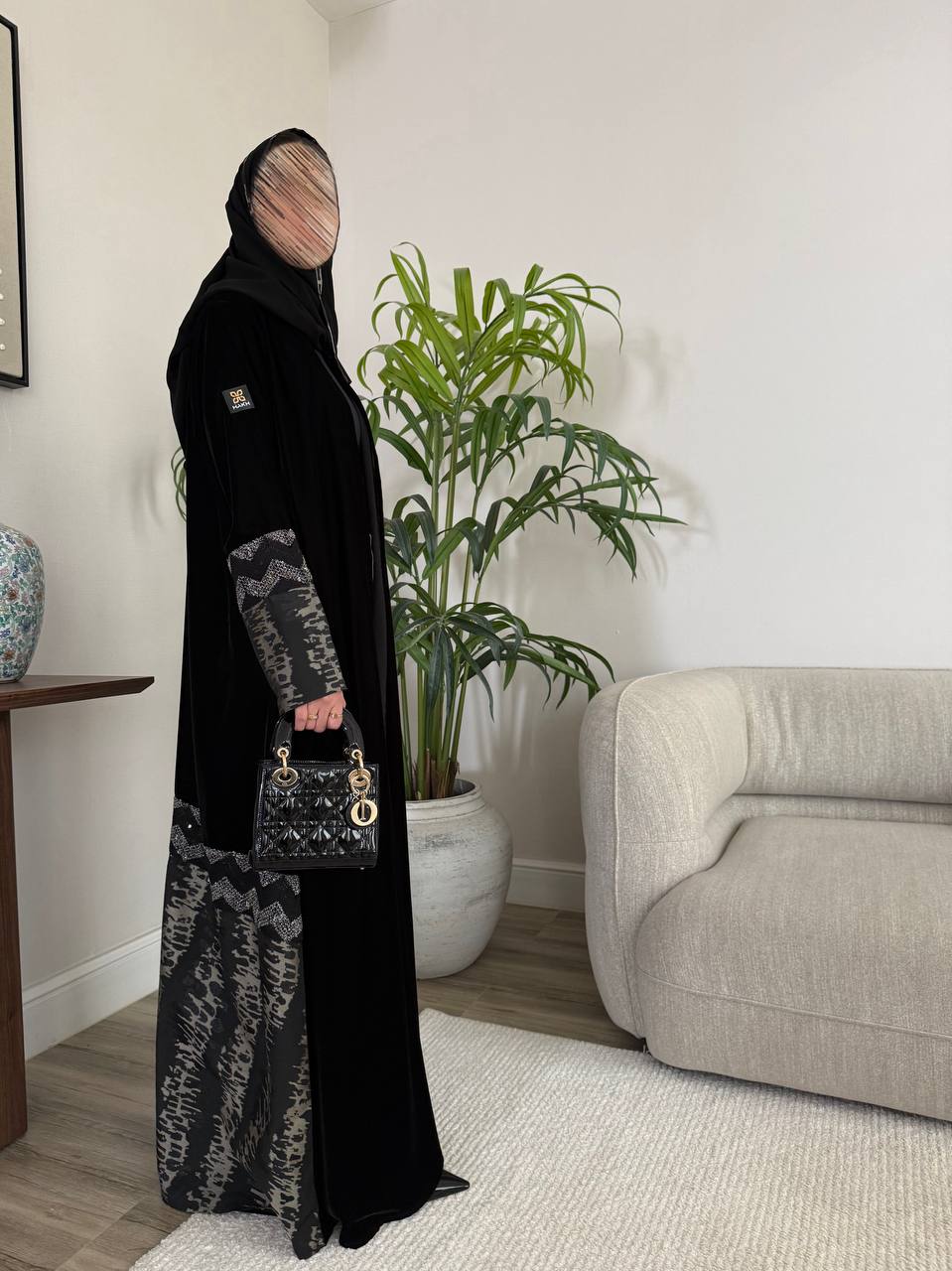  عباية مخمل بتدخيلات تفته ودانتيل 
